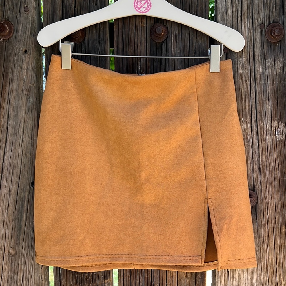 Mini skirt w/slit